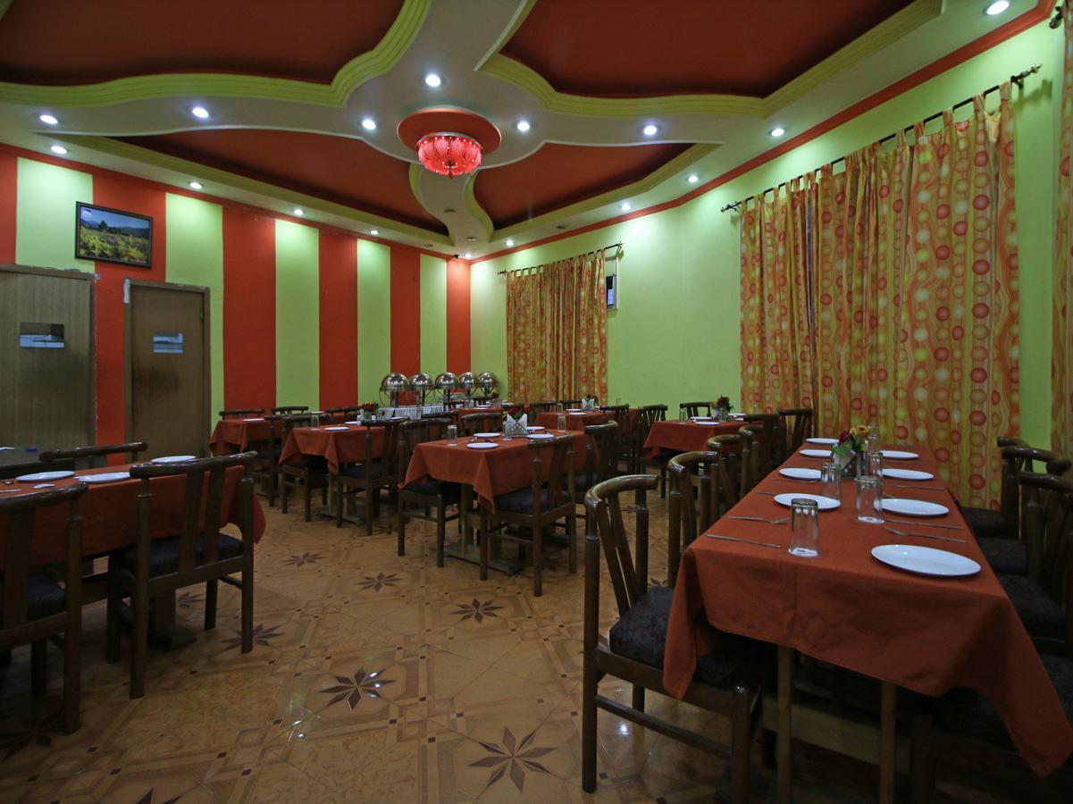 Oyo 5667 Katra Continental Hotel Kültér fotó