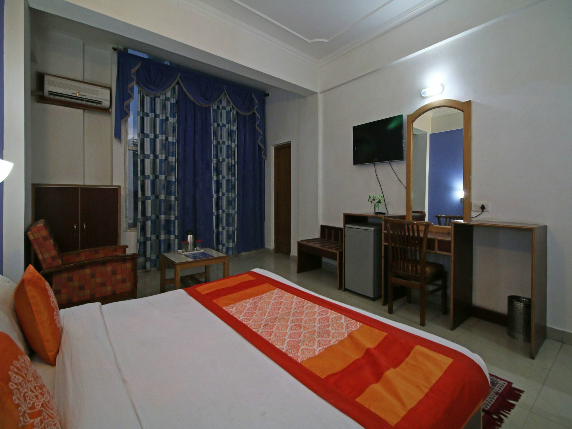Oyo 5667 Katra Continental Hotel Kültér fotó