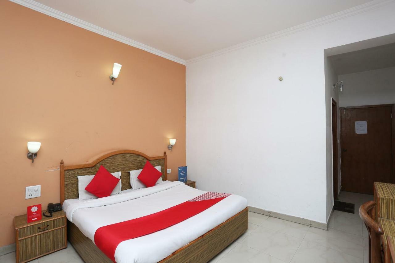 Oyo 5667 Katra Continental Hotel Kültér fotó